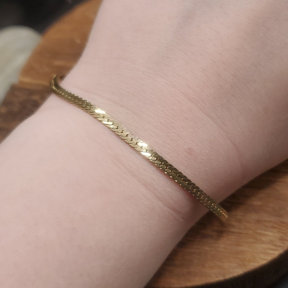 B2624 gold tone stunning elegant herringbone bracelet ✨️‎
